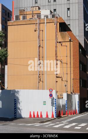 TOKIO, JAPAN - 19. August 2025: Zaun um eine Baustelle in Tokio. Es ist der Ort, an dem der heute abgerissene Nakagin Capsule Tower stand. Stockfoto