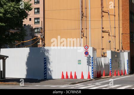 TOKIO, JAPAN - 19. August 2025: Zaun um eine Baustelle in Tokio. Es ist der Ort, an dem der heute abgerissene Nakagin Capsule Tower stand. Stockfoto