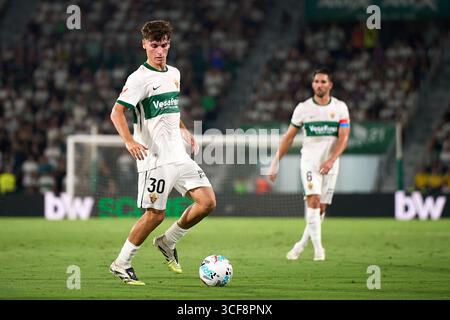 ELCHE, SPANIEN - 18. AUGUST: Rodrigo Mendoza von Elche CF während des LaLiga EA Sports Matches zwischen Elche CF und Real Betis Balompie im Estadio Manuel Mar Stockfoto