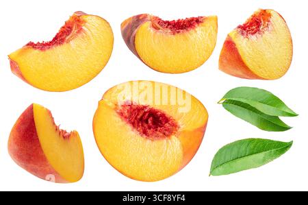 Satz saftiger Pfirsichscheiben, mit rotem Fleisch und grünen Pfirsichblättern auf weißem Hintergrund gestreift. Datei enthält Beschneidungspfade. Stockfoto