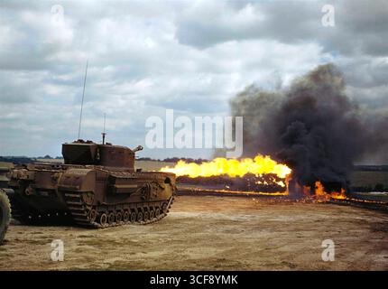FRANKREICH – August 1944 – Ein Panzer der britischen Armee Churchill, ausgestattet mit einem Krokodil-Flammenwerfer, der im August 1944 irgendwo in Frankreich im Einsatz war. Dieser Flamethr Stockfoto