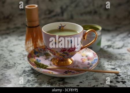 Stilleben Matcha Latte am Morgen Stockfoto