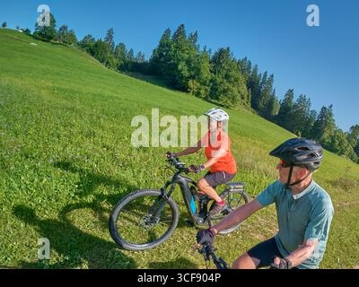 Nettes Seniorenpaar mit Radfahren und Spaß in den Allgäuer Alpen bei Weiler, Bayern, Deutschland Stockfoto