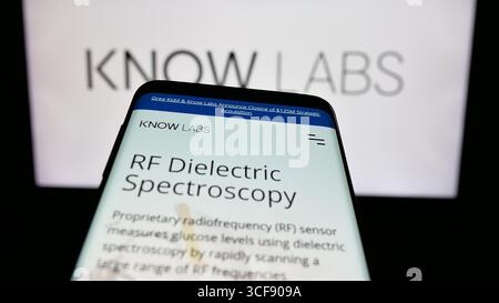 Stuttgart, Deutschland - 18.08.2025: Mobiltelefon mit Website des US-amerikanischen Medizinprodukteunternehmens Know Labs Inc. Auf dem Bildschirm vor dem Logo. Stockfoto