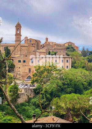 Malerischer Blick auf Montepulciano, eine mittelalterliche Bergstadt und Renaissance in der Provinz Siena, Toskana, Italien, mit ihrer historischen Architektur und Stockfoto