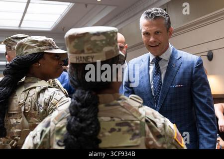 Washington, Usa. August 2025. US-Verteidigungsminister Pete Hegseth, rechts, trifft sich mit Truppen der Nationalgarde, die auf der Union Station als Teil der DC Safe and Beautiful Task Force stationiert sind, 20. August 2025 in Washington, DC, DC US-Präsident Donald Trump entsandte etwa 1800 Mitglieder des Nationalgarde-Dienstes unter der falschen Prämisse einer Verbrechenswelle in der Hauptstadt. Quelle: PO1 Alexander Kubitza/DOD Photo/Alamy Live News Stockfoto