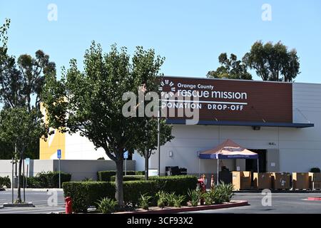 TUSTIN, KALIFORNIEN - 18. August 2025: Spendenabgabe bei der Orange County Rescue Mission ist ein auf Glauben basierendes Programm zur Lebensumwandlung, das speziell für Menschen entwickelt wurde Stockfoto