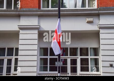 London, Großbritannien. August 2025. Eine englische Flagge, das St. George's Cross, ist an einen Lampenträger in Clerkenwell gebunden. Englische Flaggen und Union Jacks werden zunehmend von Menschen im Rahmen einer "patriotischen" Kampagne an Straßenlaternen in ganz England angebracht, doch viele hinterfragen die Motive, da inmitten der aktuellen Protestwelle gegen die Unterbringung von Migranten und Asylbewerbern in Hotels Flaggen auftauchten. Quelle: Vuk Valcic/Alamy Live News Stockfoto