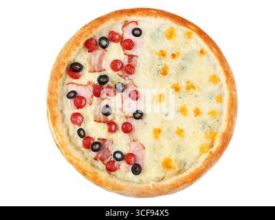 Eine runde Pizza, die in zwei Hälften geteilt ist, auf einer Seite Schinken, schwarze Oliven und Kirschtomaten, auf der anderen eine cremige Mischung aus vier Käsesorten auf einer Stockfoto