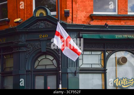 London, Großbritannien. August 2025. Eine englische Flagge, das St. George's Cross, ist an einen Lampenträger in Clerkenwell gebunden. Englische Flaggen und Union Jacks werden zunehmend von Menschen im Rahmen einer "patriotischen" Kampagne an Straßenlaternen in ganz England angebracht, doch viele hinterfragen die Motive, da inmitten der aktuellen Protestwelle gegen die Unterbringung von Migranten und Asylbewerbern in Hotels Flaggen auftauchten. Quelle: Vuk Valcic/Alamy Live News Stockfoto