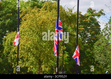 London, Großbritannien. August 2025. Union Jacks und englische Flaggen sind an Lampenpfosten in Clerkenwell gebunden. Englische Flaggen und Union Jacks werden zunehmend von Menschen im Rahmen einer "patriotischen" Kampagne an Straßenlaternen in ganz England angebracht, doch viele hinterfragen die Motive, da inmitten der aktuellen Protestwelle gegen die Unterbringung von Migranten und Asylbewerbern in Hotels Flaggen auftauchten. Quelle: Vuk Valcic/Alamy Live News Stockfoto