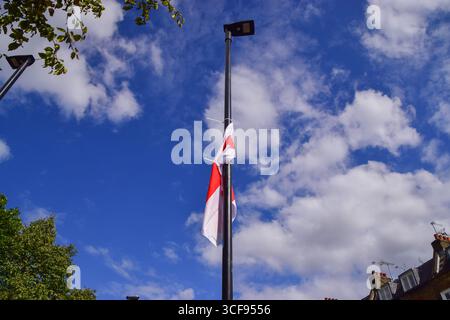 London, Großbritannien. August 2025. Eine englische Flagge, das St. George's Cross, ist an einen Lampenträger in Clerkenwell gebunden. Englische Flaggen und Union Jacks werden zunehmend von Menschen im Rahmen einer "patriotischen" Kampagne an Straßenlaternen in ganz England angebracht, doch viele hinterfragen die Motive, da inmitten der aktuellen Protestwelle gegen die Unterbringung von Migranten und Asylbewerbern in Hotels Flaggen auftauchten. Quelle: Vuk Valcic/Alamy Live News Stockfoto