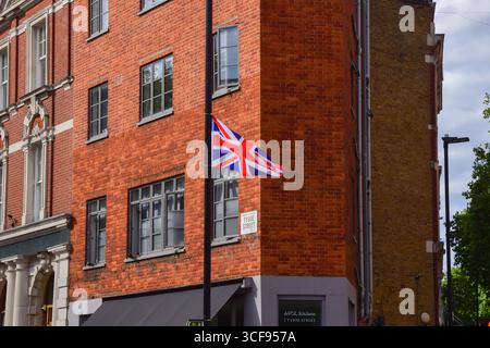 London, Großbritannien. August 2025. Eine Union Jack-Flagge ist an einen Lampenpfosten in Clerkenwell gebunden. Englische Flaggen und Union Jacks werden zunehmend von Menschen im Rahmen einer "patriotischen" Kampagne an Straßenlaternen in ganz England angebracht, doch viele hinterfragen die Motive, da inmitten der aktuellen Protestwelle gegen die Unterbringung von Migranten und Asylbewerbern in Hotels Flaggen auftauchten. Quelle: Vuk Valcic/Alamy Live News Stockfoto