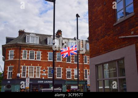 London, Großbritannien. August 2025. Eine Union Jack-Flagge ist an einen Lampenpfosten in Clerkenwell gebunden. Englische Flaggen und Union Jacks werden zunehmend von Menschen im Rahmen einer "patriotischen" Kampagne an Straßenlaternen in ganz England angebracht, doch viele hinterfragen die Motive, da inmitten der aktuellen Protestwelle gegen die Unterbringung von Migranten und Asylbewerbern in Hotels Flaggen auftauchten. Quelle: Vuk Valcic/Alamy Live News Stockfoto
