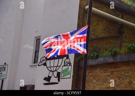 London, Großbritannien. August 2025. Eine Union Jack-Flagge ist an einen Lampenpfosten in Clerkenwell gebunden. Englische Flaggen und Union Jacks werden zunehmend von Menschen im Rahmen einer "patriotischen" Kampagne an Straßenlaternen in ganz England angebracht, doch viele hinterfragen die Motive, da inmitten der aktuellen Protestwelle gegen die Unterbringung von Migranten und Asylbewerbern in Hotels Flaggen auftauchten. Quelle: Vuk Valcic/Alamy Live News Stockfoto