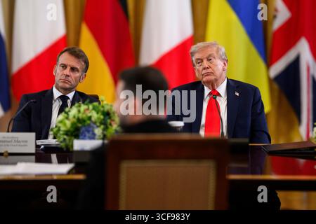 WASHINGTON DC, USA - 18. August 2025 - US-Präsident Donald Trump trifft sich mit dem britischen Premierminister Sir Keir Starmer und dem ukrainischen Präsidenten Wolodymyr Zelenskyj Stockfoto