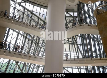 Innenansicht des Aitriums im Guggenheim Museum in Bilbao, Nordspanien, Stockfoto