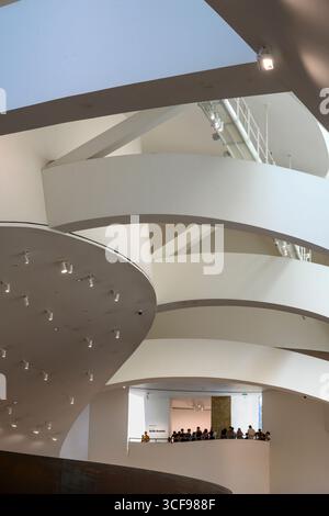Besucher blicken von einem Innenbalkon im Guggenheim Museum in Bilbao, Nordspanien, Stockfoto