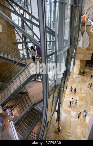 Blick hinunter ins Aitrium im Guggenheim Museum in Bilbao, Nordspanien, Stockfoto