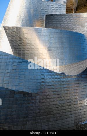 Details der Außenverkleidung aus Titan am Guggenheim Museum in Bilbao, Nordspanien, Stockfoto
