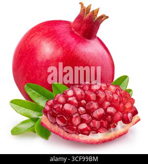 Granatapfelfrucht, Granatapfelstück voller Samen und frischer grüner Blätter auf weißem Hintergrund. Datei enthält Beschneidungspfad. Stockfoto