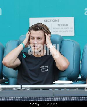 MIAMI GARDENS, FL - 27. MÄRZ: Millie Bobby Brown Ehemann Jake Bongiovi, zusammen mit seinen berühmten Eltern Rock-Superstar Jon Bon Jovi und Frau Dorothea Hurley sehen Novak Djokovic aus Serbien besiegt Sebastian Korda vom Spiel der Vereinigten Staaten am Tag 10 der Miami Open im Hard Rock Stadium am 27. März 2025 in Miami Gardens, Florida People: Jake Bongiovi Credit: Storms Media Group/Alamy Live News Stockfoto