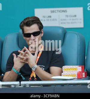 MIAMI GARDENS, FL - 27. MÄRZ: Millie Bobby Brown Ehemann Jake Bongiovi, zusammen mit seinen berühmten Eltern Rock-Superstar Jon Bon Jovi und Frau Dorothea Hurley sehen Novak Djokovic aus Serbien besiegt Sebastian Korda vom Spiel der Vereinigten Staaten am Tag 10 der Miami Open im Hard Rock Stadium am 27. März 2025 in Miami Gardens, Florida People: Jake Bongiovi Credit: Storms Media Group/Alamy Live News Stockfoto