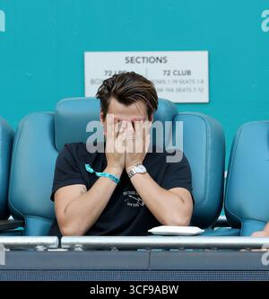 MIAMI GARDENS, FL - 27. MÄRZ: Millie Bobby Brown Ehemann Jake Bongiovi, zusammen mit seinen berühmten Eltern Rock-Superstar Jon Bon Jovi und Frau Dorothea Hurley sehen Novak Djokovic aus Serbien besiegt Sebastian Korda vom Spiel der Vereinigten Staaten am Tag 10 der Miami Open im Hard Rock Stadium am 27. März 2025 in Miami Gardens, Florida People: Jake Bongiovi Credit: Storms Media Group/Alamy Live News Stockfoto