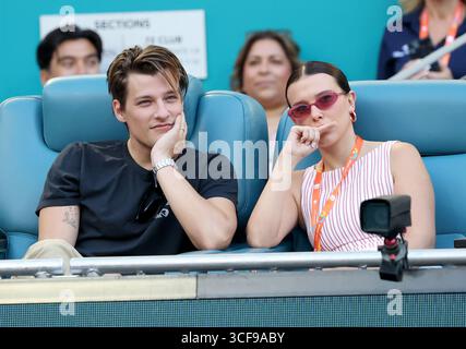 MIAMI GARDENS, FL - 27. MÄRZ: Millie Bobby Brown Ehemann Jake Bongiovi, zusammen mit seinen berühmten Eltern Rock-Superstar Jon Bon Jovi und Frau Dorothea Hurley werden gesehen, wie Novak Djokovic aus Serbien Sebastian Korda vom Spiel der Vereinigten Staaten am Tag 10 der Miami Open am 27. März 2025 im Hard Rock Stadium in Miami Gardens, Florida besiegt. Menschen: Jake Bongiovi, Millie Bobby Brown Credit: Storms Media Group/Alamy Live News Stockfoto