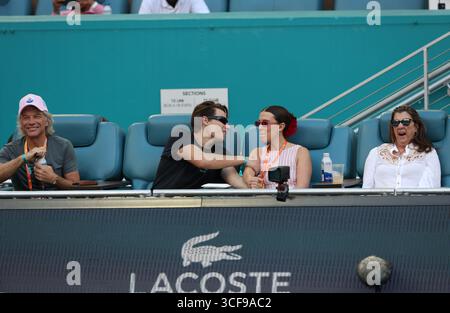 MIAMI GARDENS, FL - 27. MÄRZ: Millie Bobby Brown Ehemann Jake Bongiovi, zusammen mit seinen berühmten Eltern Rock-Superstar Jon Bon Jovi und Frau Dorothea Hurley werden gesehen, wie Novak Djokovic aus Serbien Sebastian Korda vom Spiel der Vereinigten Staaten am Tag 10 der Miami Open am 27. März 2025 im Hard Rock Stadium in Miami Gardens, Florida besiegt. Menschen: Jake Bongiovi, Millie Bobby Brown Credit: Storms Media Group/Alamy Live News Stockfoto