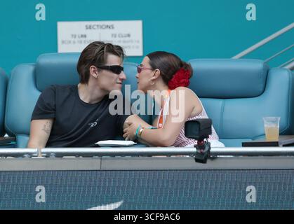 MIAMI GARDENS, FL - 27. MÄRZ: Millie Bobby Brown Ehemann Jake Bongiovi, zusammen mit seinen berühmten Eltern Rock-Superstar Jon Bon Jovi und Frau Dorothea Hurley werden gesehen, wie Novak Djokovic aus Serbien Sebastian Korda vom Spiel der Vereinigten Staaten am Tag 10 der Miami Open am 27. März 2025 im Hard Rock Stadium in Miami Gardens, Florida besiegt. Menschen: Jake Bongiovi, Millie Bobby Brown Credit: Storms Media Group/Alamy Live News Stockfoto