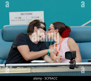 MIAMI GARDENS, FL - 27. MÄRZ: Millie Bobby Brown Ehemann Jake Bongiovi, zusammen mit seinen berühmten Eltern Rock-Superstar Jon Bon Jovi und Frau Dorothea Hurley werden gesehen, wie Novak Djokovic aus Serbien Sebastian Korda vom Spiel der Vereinigten Staaten am Tag 10 der Miami Open am 27. März 2025 im Hard Rock Stadium in Miami Gardens, Florida besiegt. Menschen: Jake Bongiovi, Millie Bobby Brown Credit: Storms Media Group/Alamy Live News Stockfoto