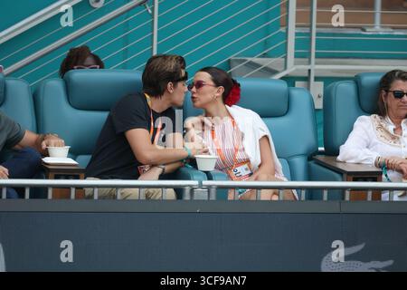 MIAMI GARDENS, FL - 27. MÄRZ: Millie Bobby Brown Bongiovi und Ehemann Jake Bongiovi küssen sich, während Aryna Sabalenka von Weißrussland Jesica Paolini von Italien am 10. Tag der Miami Open am 27. März 2025 im Hard Rock Stadium in Miami Gardens, Florida besiegt Stockfoto