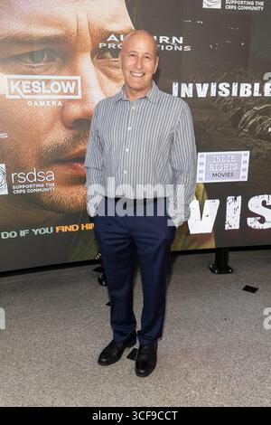 Los Angeles, USA. August 2025. Co-Produzent Paul Zawadsky besucht Los Angeles Premiere des Films 'Invisible' im Crescent Theater, Los Angeles, CA, 20. August 2025 Credit: SOPA Images Limited/Alamy Live News Stockfoto