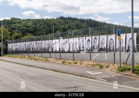 Eine Ausstellung von Community-Porträts lokaler Jugendlicher, die bis Ende August 2025 in Presteigne, Powys, Großbritannien, gezeigt werden. Es ist Teil des Inside Out-Projekts des französischen Künstlers JR, des größten globalen partizipativen Kunstprojekts überhaupt und des ersten in Wales. Die Porträts wurden von Cultivate erstellt, einer lokalen Jugendkunstgruppe, die vom Sidney Nolan Trust geleitet wird und von der Künstlerin Emma Posey geleitet wird Stockfoto