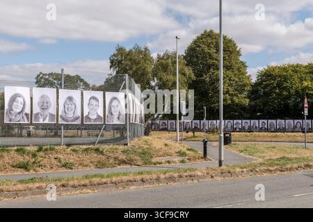 Eine Ausstellung von Community-Porträts lokaler Jugendlicher, die bis Ende August 2025 in Presteigne, Powys, Großbritannien, gezeigt werden. Es ist Teil des Inside Out-Projekts des französischen Künstlers JR, des größten globalen partizipativen Kunstprojekts überhaupt und des ersten in Wales. Die Porträts wurden von Cultivate erstellt, einer lokalen Jugendkunstgruppe, die vom Sidney Nolan Trust geleitet wird und von der Künstlerin Emma Posey geleitet wird Stockfoto