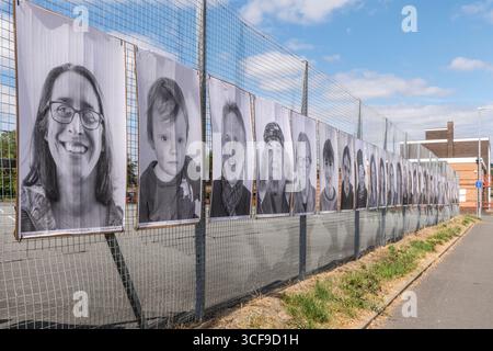 Eine Ausstellung von Community-Porträts lokaler Jugendlicher, die bis Ende August 2025 in Presteigne, Powys, Großbritannien, gezeigt werden. Es ist Teil des Inside Out-Projekts des französischen Künstlers JR, des größten globalen partizipativen Kunstprojekts überhaupt und des ersten in Wales. Die Porträts wurden von Cultivate erstellt, einer lokalen Jugendkunstgruppe, die vom Sidney Nolan Trust geleitet wird und von der Künstlerin Emma Posey geleitet wird Stockfoto