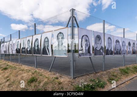Eine Ausstellung von Community-Porträts lokaler Jugendlicher, die bis Ende August 2025 in Presteigne, Powys, Großbritannien, gezeigt werden. Es ist Teil des Inside Out-Projekts des französischen Künstlers JR, des größten globalen partizipativen Kunstprojekts überhaupt und des ersten in Wales. Die Porträts wurden von Cultivate erstellt, einer lokalen Jugendkunstgruppe, die vom Sidney Nolan Trust geleitet wird und von der Künstlerin Emma Posey geleitet wird Stockfoto