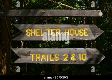 Schilder für Wanderwege im Shades State Park in Indiana, USA. Stockfoto