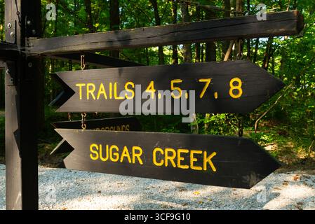 Schilder für Wanderwege im Shades State Park in Indiana, USA. Stockfoto