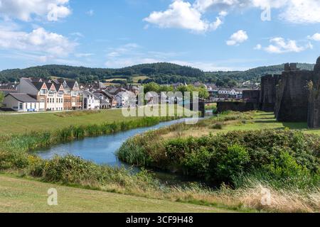 Blick auf die Stadt Caerphilly, mit Burgmauern und Burggraben, Caerphilly, South Wales, Großbritannien Stockfoto