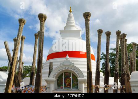 Thuparamaya Stupa mit Überresten von Steinkolumnen, Sri Lanka (Übersetzung des Zeichens: Anbetung Buddha). Stockfoto