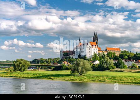 Burgberg und Elbe in Meissen der Burgberg mit Albrechtsburg, Kathedrale und die Elbe in Meißen, Sachsen, Deutschland Albrechtsburg und Cathedr Stockfoto