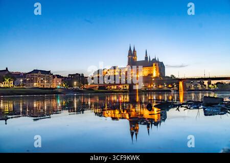 Burgberg und Elbe in Meissen der Burgberg mit Albrechtsburg, Kathedrale und die Elbe in Meissen in der Abenddämmerung, Sachsen, Deutschland Albrechtsb Stockfoto