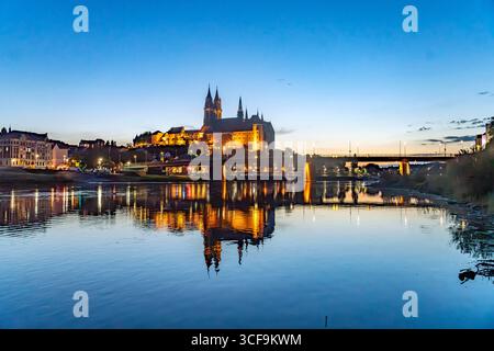 Burgberg und Elbe in Meissen der Burgberg mit Albrechtsburg, Kathedrale und die Elbe in Meissen in der Abenddämmerung, Sachsen, Deutschland Albrechtsb Stockfoto
