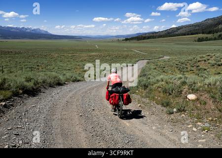 ID01185-00...IDAHO - Vicky Spring Radfahren auf der Valley Road, Forest Service Road 194, im Sawtooth Valley südlich von Stanley. Stockfoto
