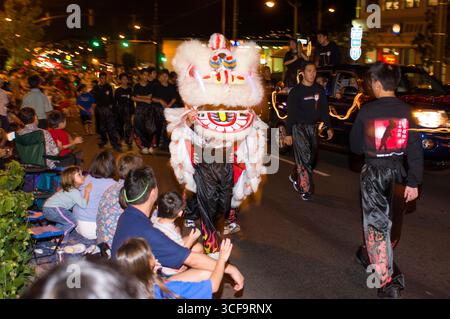 Kaimuki Weihnachtsparade, Honolulu, Oahu, Hawaii, USA. Erwachsene und Kinder aus vielen Gemeindeorganisationen, Schulen und Unternehmen nehmen am Teil Stockfoto