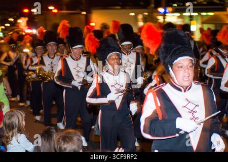 Kaimuki Weihnachtsparade, Honolulu, Oahu, Hawaii, USA. Erwachsene und Kinder aus vielen Gemeindeorganisationen, Schulen und Unternehmen nehmen am Teil Stockfoto
