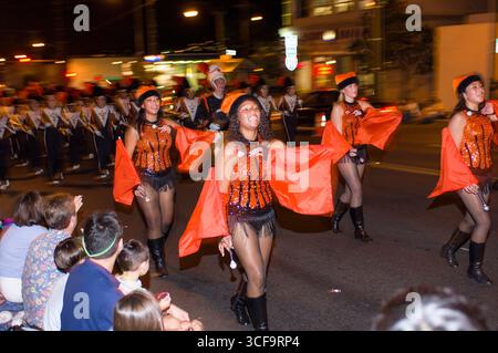 Kaimuki Weihnachtsparade, Honolulu, Oahu, Hawaii, USA. Erwachsene und Kinder aus vielen Gemeindeorganisationen, Schulen und Unternehmen nehmen am Teil Stockfoto