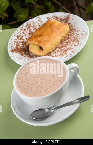 Köstliche heiße Schokolade mit Croissant Stockfoto